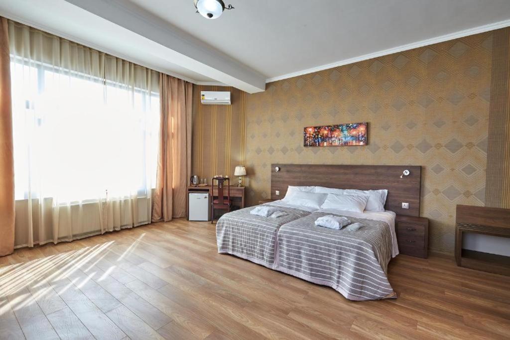 The Hilltop Skyline Hotel Tbilisi Esterno foto