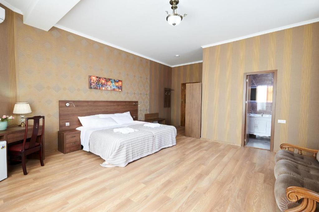The Hilltop Skyline Hotel Tbilisi Esterno foto