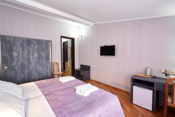 The Hilltop Skyline Hotel Tbilisi Esterno foto