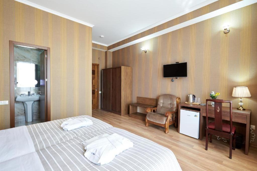 The Hilltop Skyline Hotel Tbilisi Esterno foto