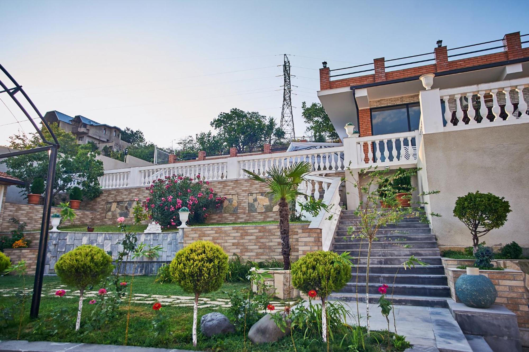 The Hilltop Skyline Hotel Tbilisi Esterno foto